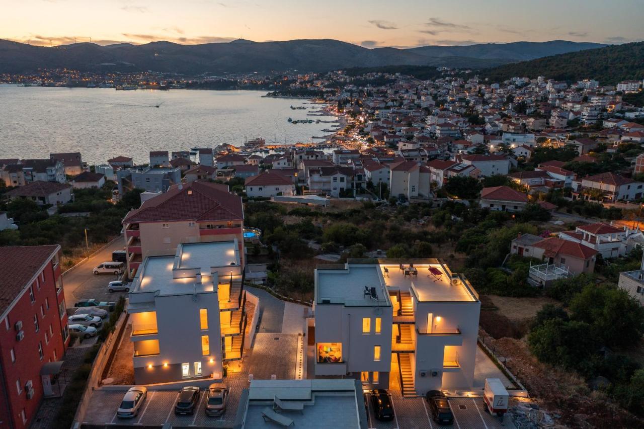 Apartment Alegria In Okrug With Heated Pool, Sea View, Jacuzzi, Wifi Trogir Extérieur photo