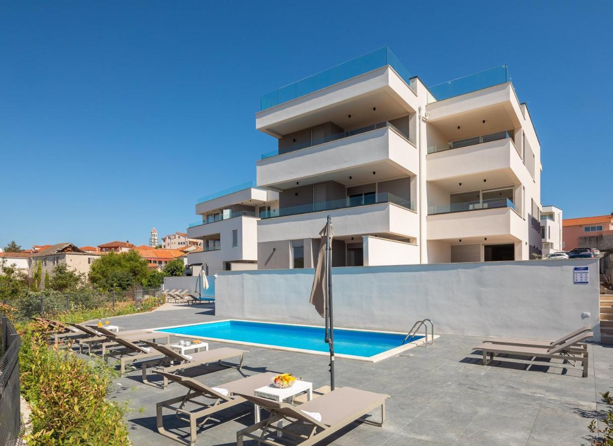 Apartment Alegria In Okrug With Heated Pool, Sea View, Jacuzzi, Wifi Trogir Extérieur photo