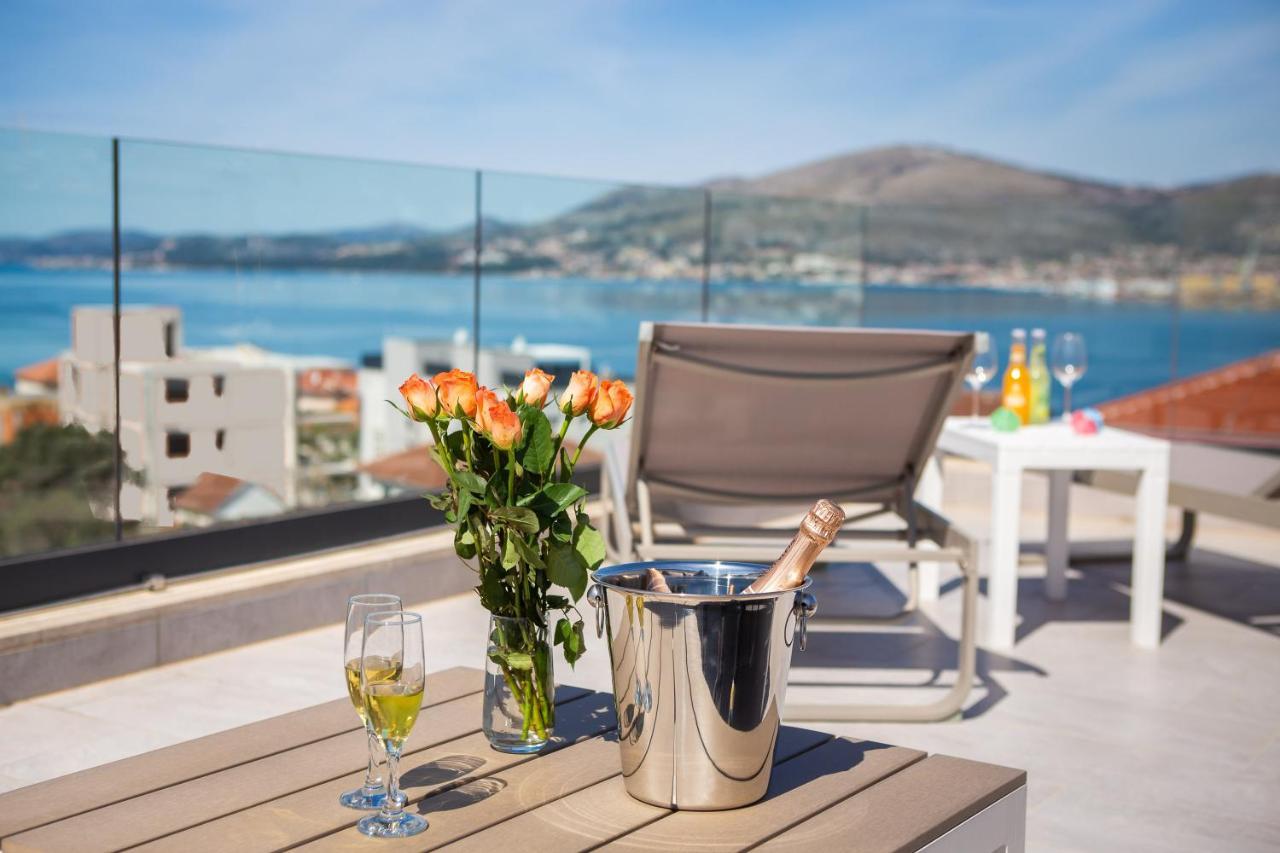 Apartment Alegria In Okrug With Heated Pool, Sea View, Jacuzzi, Wifi Trogir Extérieur photo