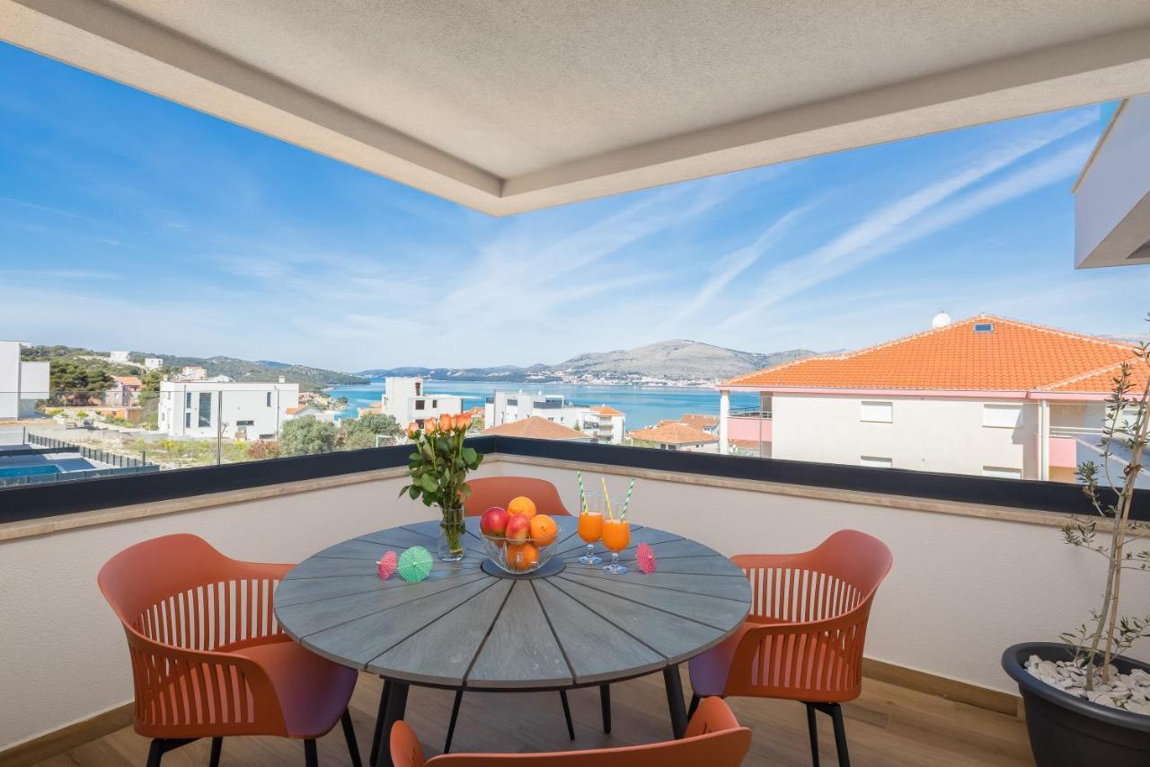 Apartment Alegria In Okrug With Heated Pool, Sea View, Jacuzzi, Wifi Trogir Extérieur photo