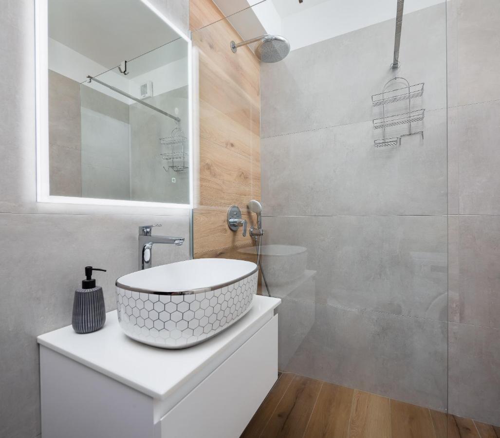 Apartment Alegria In Okrug With Heated Pool, Sea View, Jacuzzi, Wifi Trogir Extérieur photo