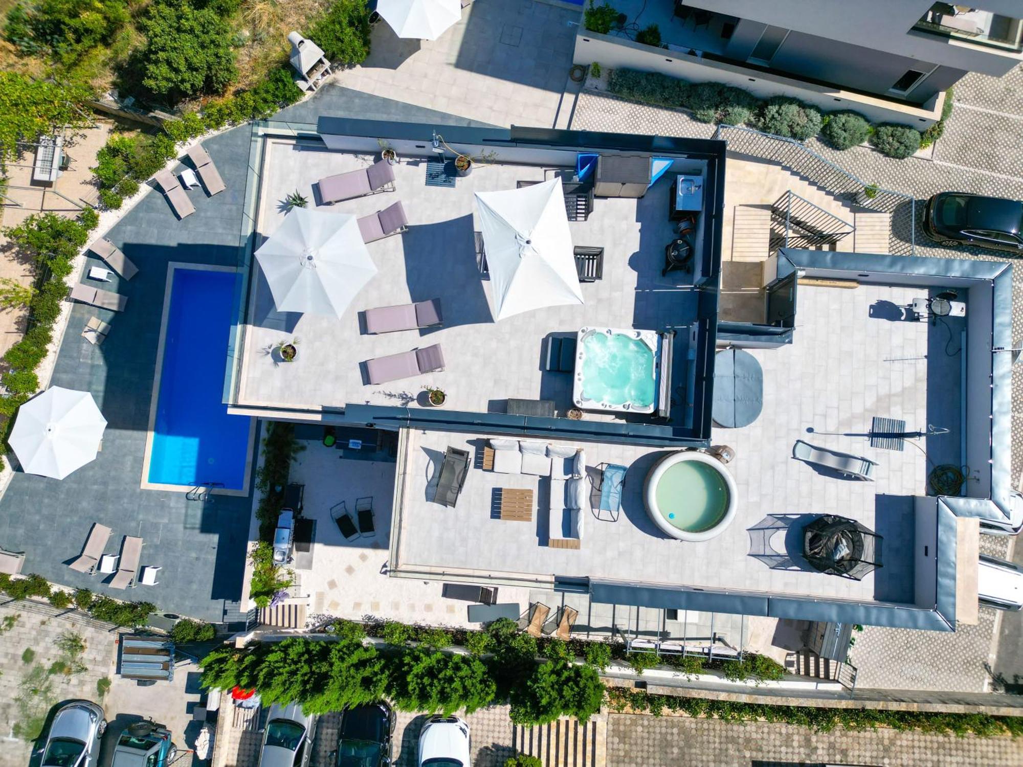 Apartment Alegria In Okrug With Heated Pool, Sea View, Jacuzzi, Wifi Trogir Extérieur photo