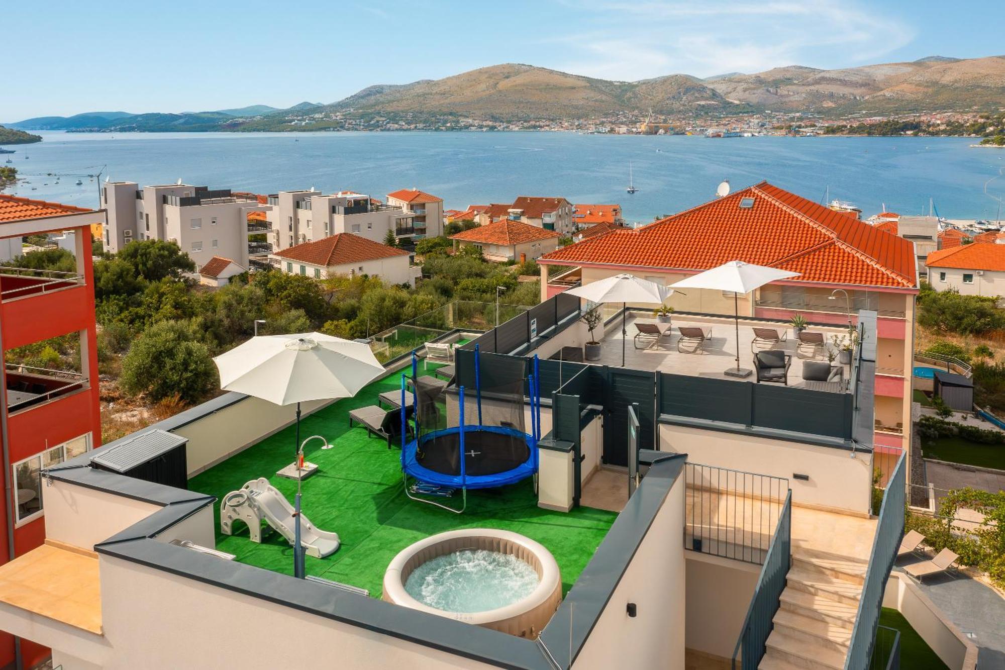 Apartment Alegria In Okrug With Heated Pool, Sea View, Jacuzzi, Wifi Trogir Extérieur photo